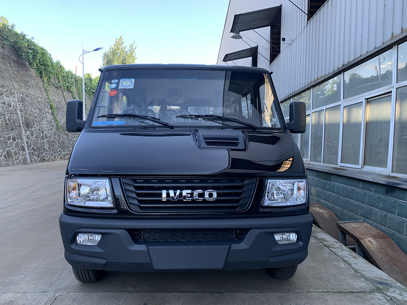 依維柯得意(低頂)殯儀車 - 黑色