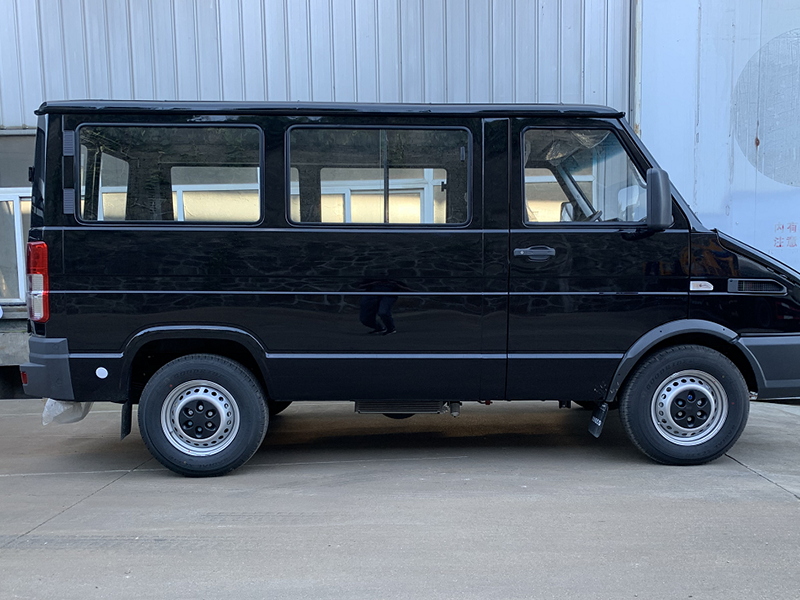 依維柯得意(低頂)殯儀車 - 黑色