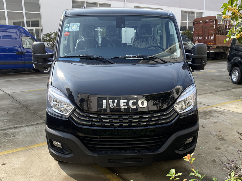 依維柯歐勝(低頂)殯儀車 - 黑色