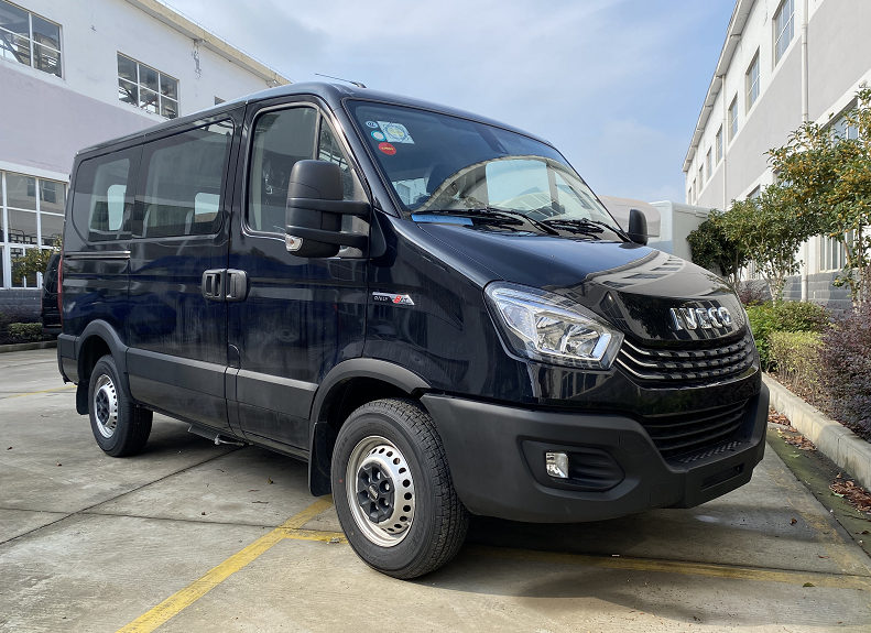 依維柯歐勝(低頂)殯儀車 - 黑色