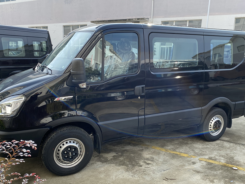 依維柯歐勝(低頂)殯儀車 - 黑色